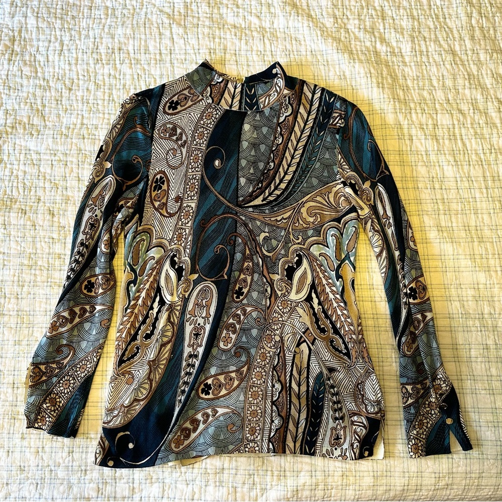 Chico’s size 1 (misses 8-10) fine gauge rayon/cotton mock turtleneck sweater.